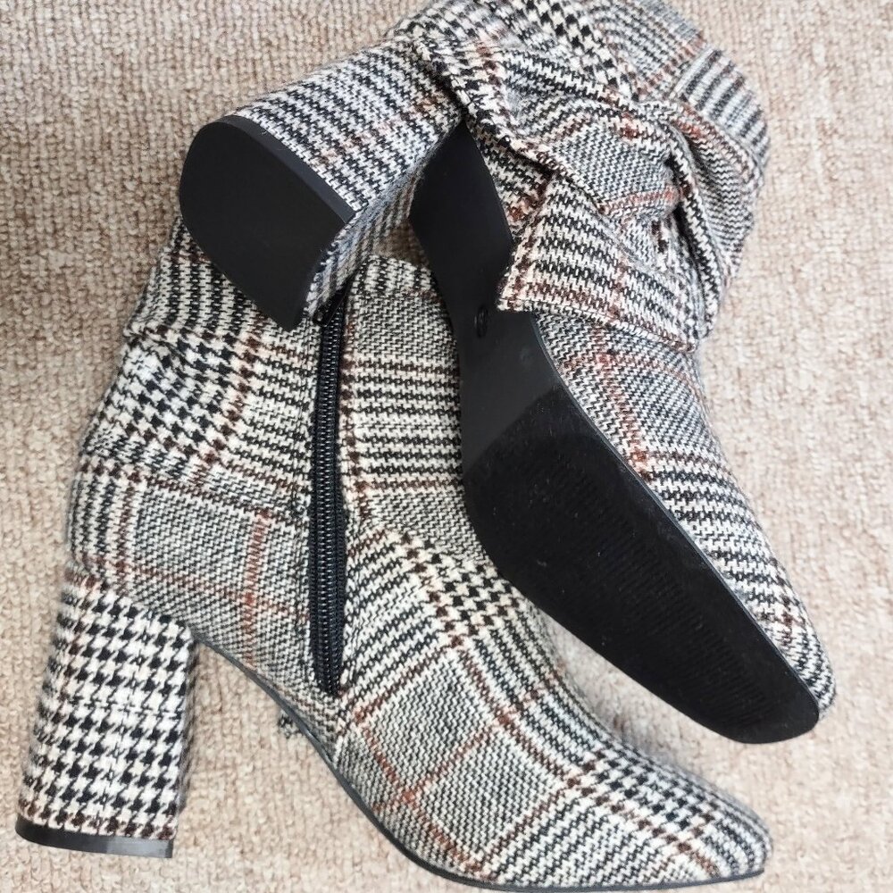 Burberry pattern ankle boots. NWOT. 3" heel. Sz 6.5 - Picture 3 of 4